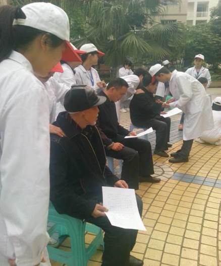 志愿者正在为居民按摩